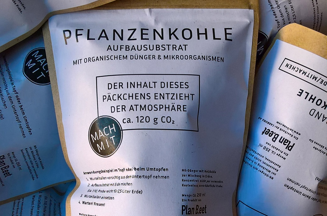 Detail von Probepäckchen für Fachverband Pflanzenkohle mit Etikett